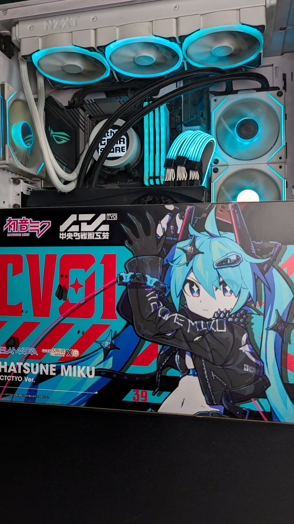 Side of the PLAMATEA Miku box with the CV01 and Chuocho Tactical Craft branding