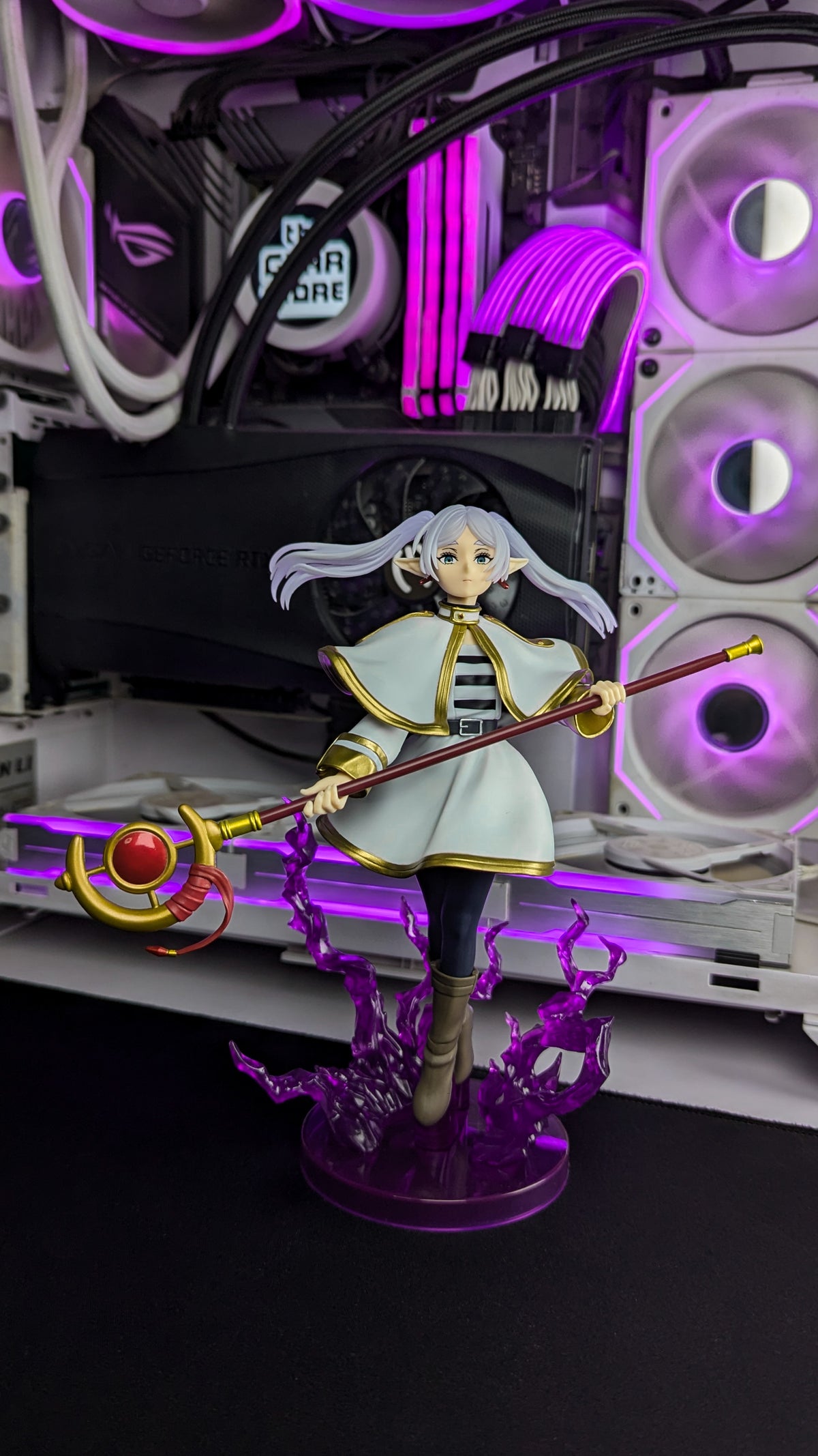 Banpresto Effectreme Frieren figure standing with her staff over a purple magic effect base